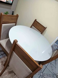Conjunto mesa de jantar redonda branca com 4 cadeiras